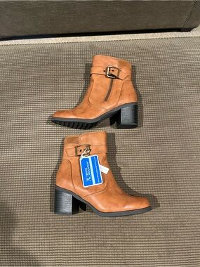 NWT. White Mountain boots. 6 1/2 wide.